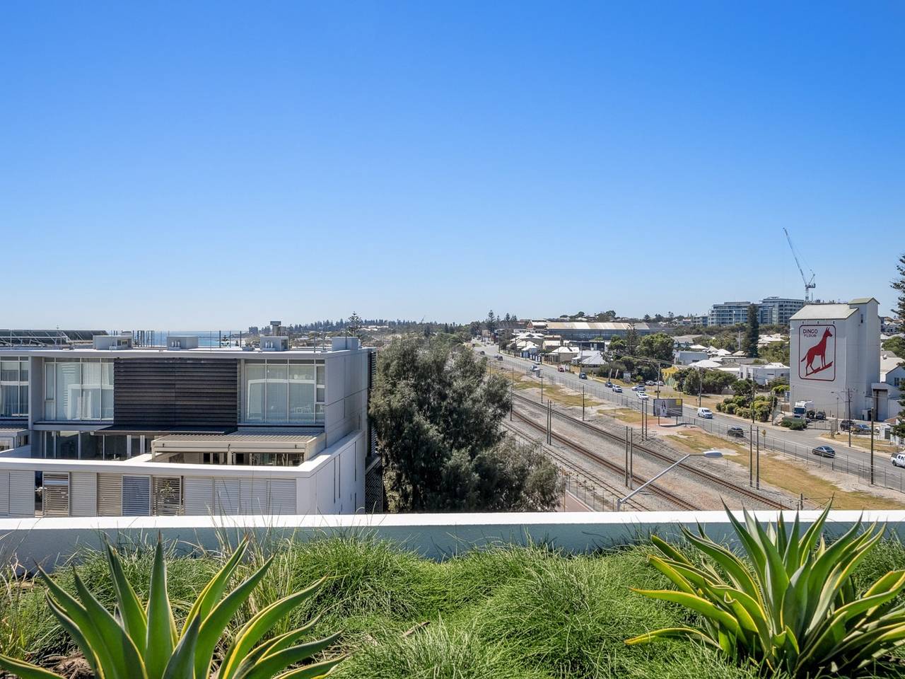 Entire apartment, Stylish 2-Bed Unit with Views & Rooftop Access in North Fremantle, Perth