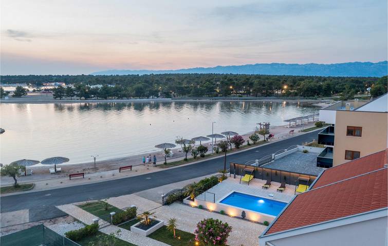 Escapade en bord de mer : appartement 2 chambres avec piscine, Wi-Fi et accès à la plage in Nin, Région de Zadar