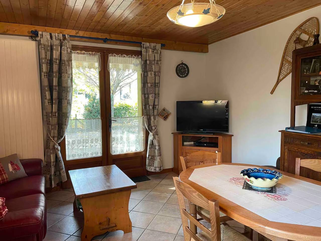 Apartamento entero, Gîte l'erablière – 4 personas, vistas a los Alpes, jardín y mascotas in Hauteville, Chambéry region
