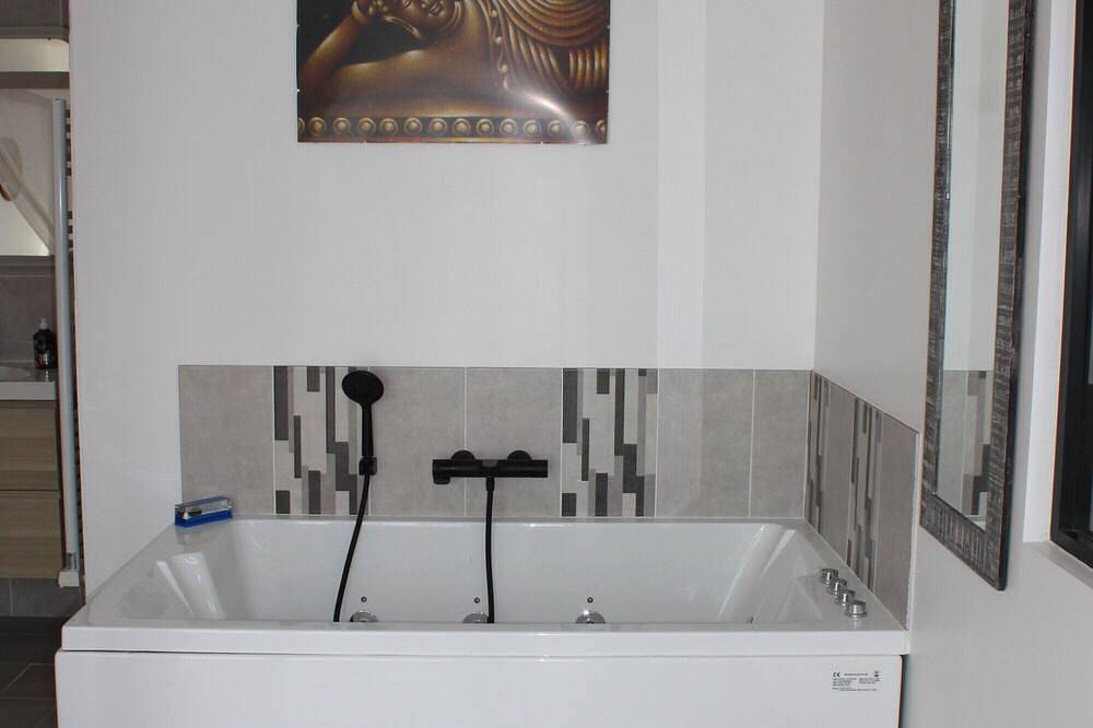 Holiday Home 'Le Second Paradis' with Wi-Fi and Air Conditioning in Besse-sur-Issole, Brignoles region