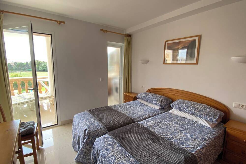Entire apartment, Apartment Lili Cala Bona-Pool-Private Sunbeds-nr Beach-direct airport bus-A/C in Cala Bona, Son Servera