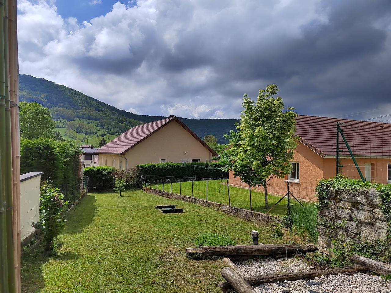 Maison vigeronne jardin clos, barbecue, bains de soleil in Aiglepierre, Jura Francais