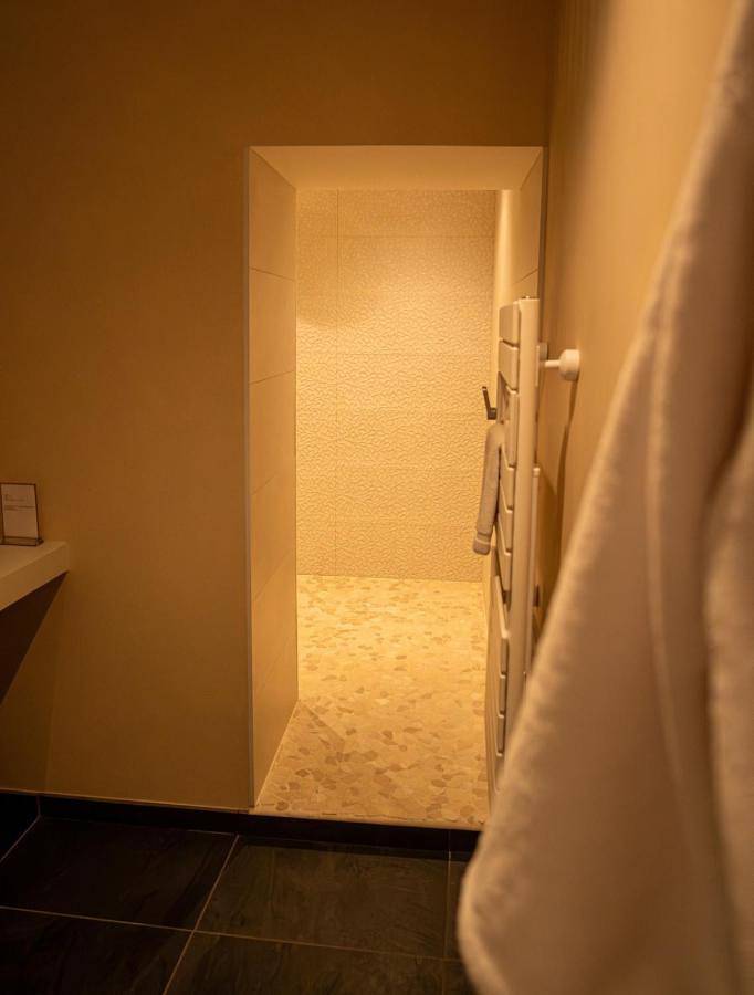 Appartement entier, La Parenthèse Suites - appartement luxueux avec sauna et baignoire balnéo in Pont-de-l'Arche, Région de Les Andelys