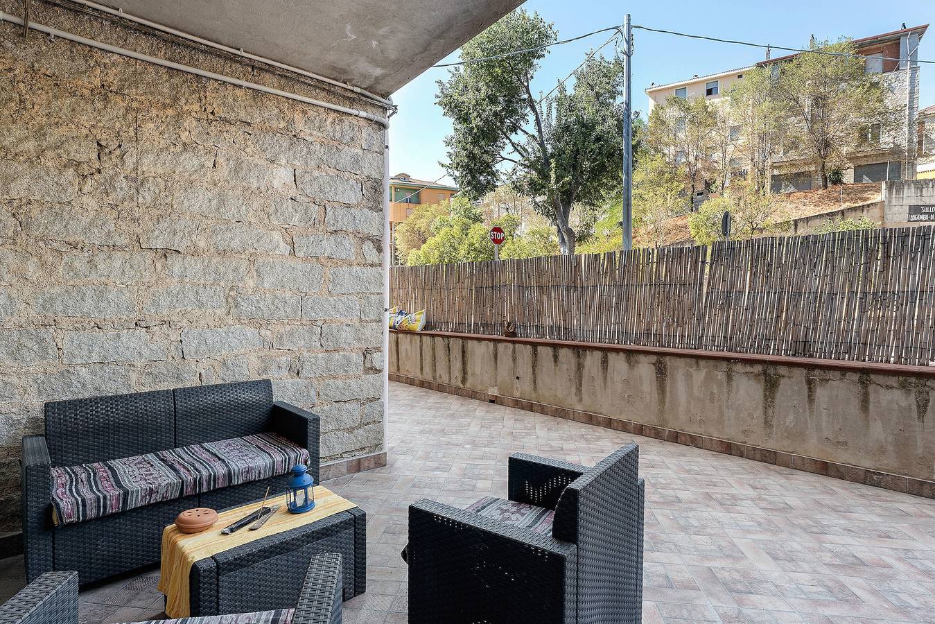Appartement entier, Appartement '1' avec terrasse partagée, Wi-Fi et climatisation in Orgosolo, Barbagia