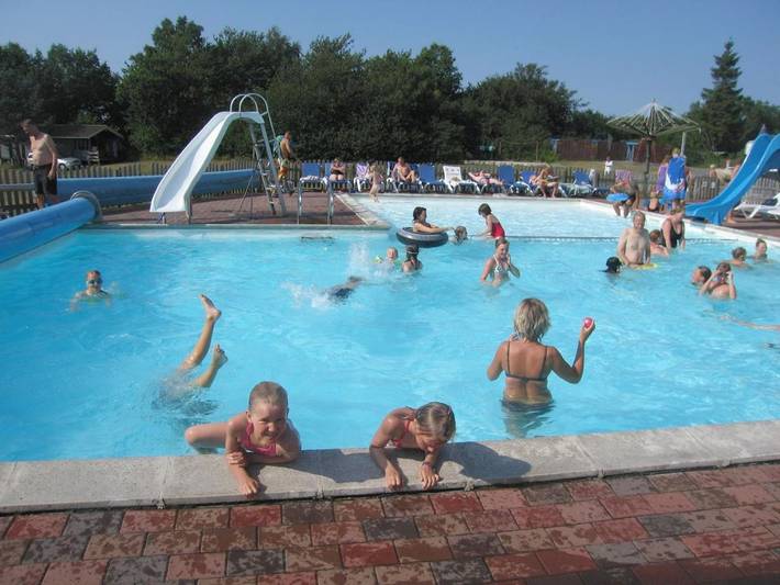 Camping für 4 Personen, mit Terrasse und Garten sowie Pool auf Bornholm