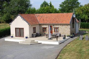 Gîte pour 4 personnes, avec jardin ainsi que terrasse et piscine à Isigny-le-Buat