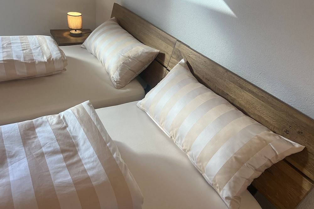 Ganze Wohnung, Ferienwohung 2 Zi, 67 qm, 2-6 Pers,großer Balkon, an der Aach, am Bodensee in Singen, Hegau