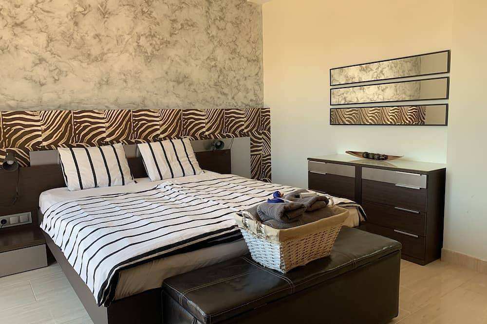 Beautiful house with sea views, heated saltwater pool, Bbq & air conditioning in Badia Gran, Lluchmayor