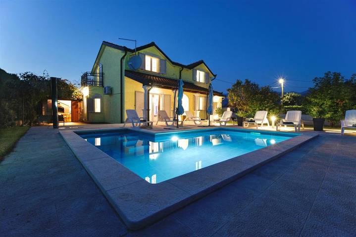 Ferienhaus für 8 Personen, mit Balkon und Whirlpool sowie Terrasse und Garten
