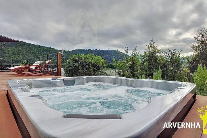Location de vacances pour 4 personnes, avec Jacuzzi et Terrasse ainsi que Vue et Vue sur le lac dans Lac Chambon