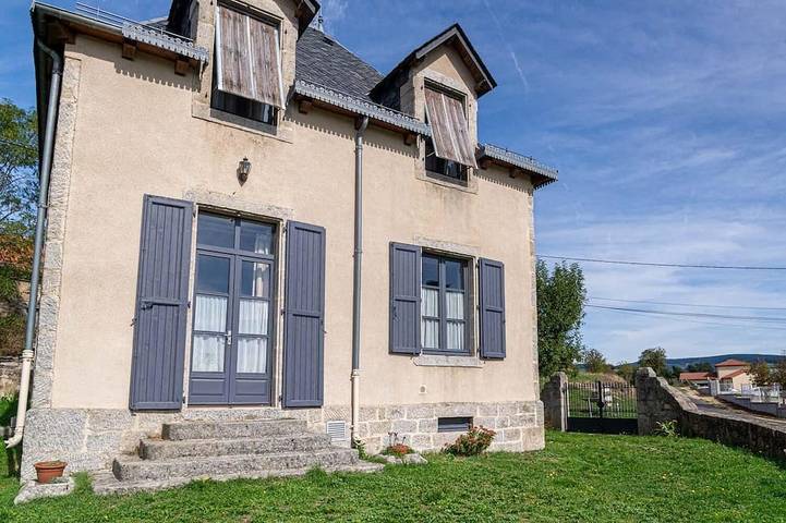 Location de vacances pour 6 personnes, avec jardin dans Chaulhac