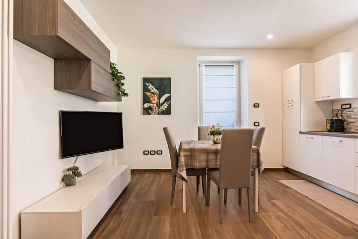 Entire apartment, Modern Apartment "Villa Vacanze Renetta" with Mountain View & Balcony in Tuenno, Ville d'Anaunia