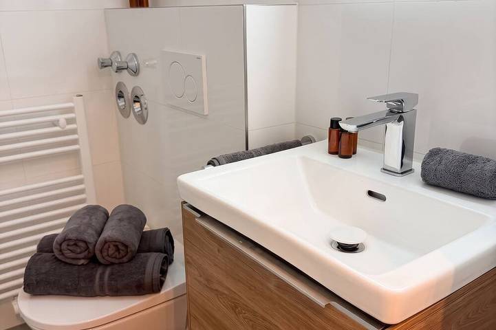 Ganze Wohnung, Design-Apartment im Dachgeschoss mit Küche und Smart-TV in Unterschleißheim, Landkreis München