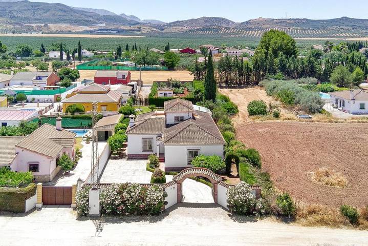 Chalet para 10 personas, con terraza además de jardín y piscina en Antequera - 3