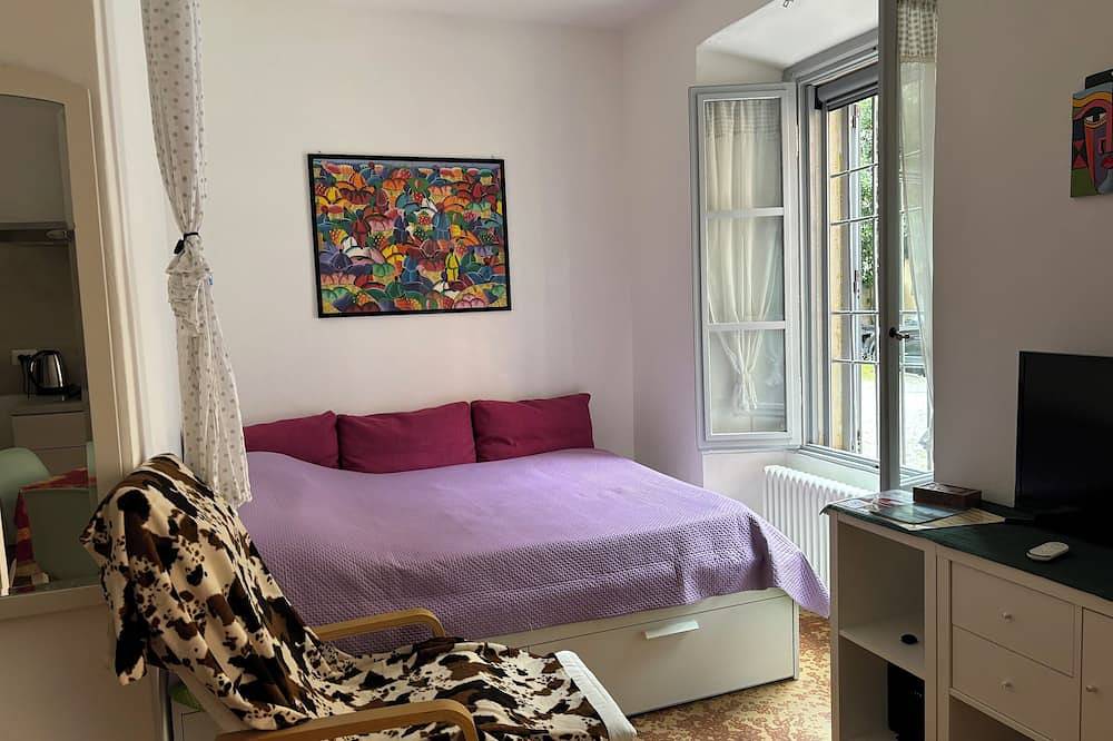 Friendly Africa Room in downtown Como near lake, funicular, train and bus stop in Como, Lake Como