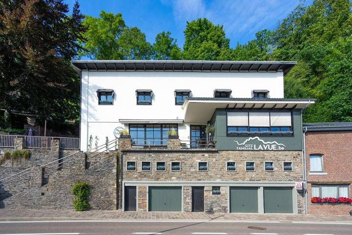 Maison de vacances pour 19 personnes, avec terrasse ainsi que vue et sauna, animaux acceptés à La Roche-en-Ardenne