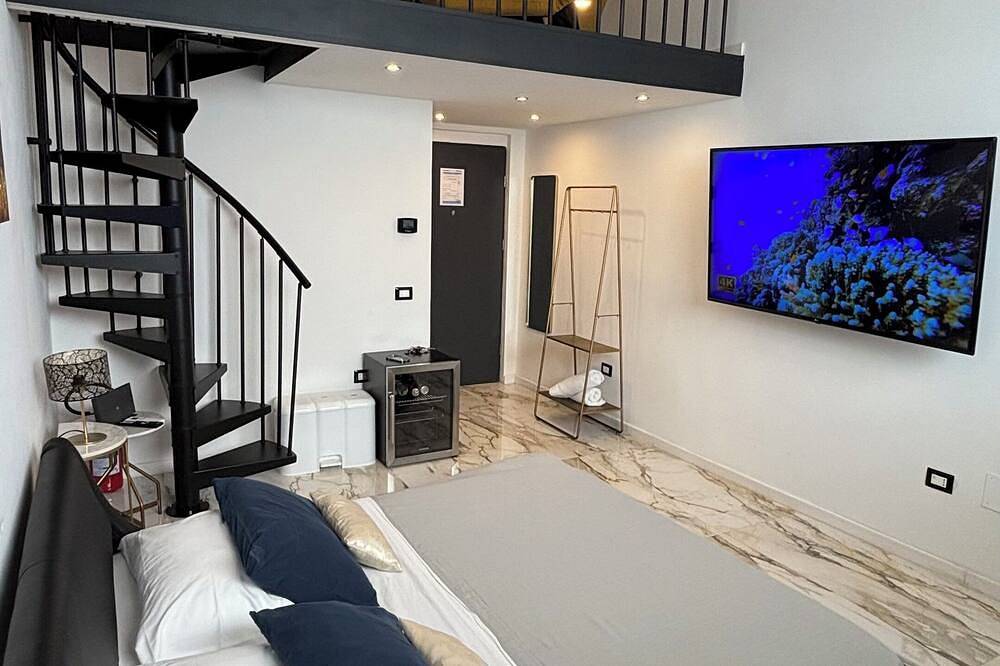 Camera Visconti – Elegant Historic Room with Kitchenette in Pulsano Old Town in Pulsano, Gulf of Taranto