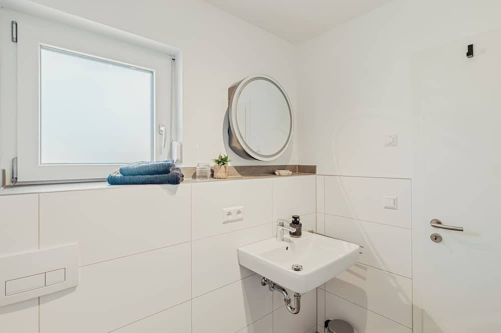 Ganze Wohnung, Moderne Unterkunft mit eigenem Parkplatz, Blick ins Grüne und Glasfaser Internet in Schorndorf (Baden-Württemberg), Rems-Murr-Kreis