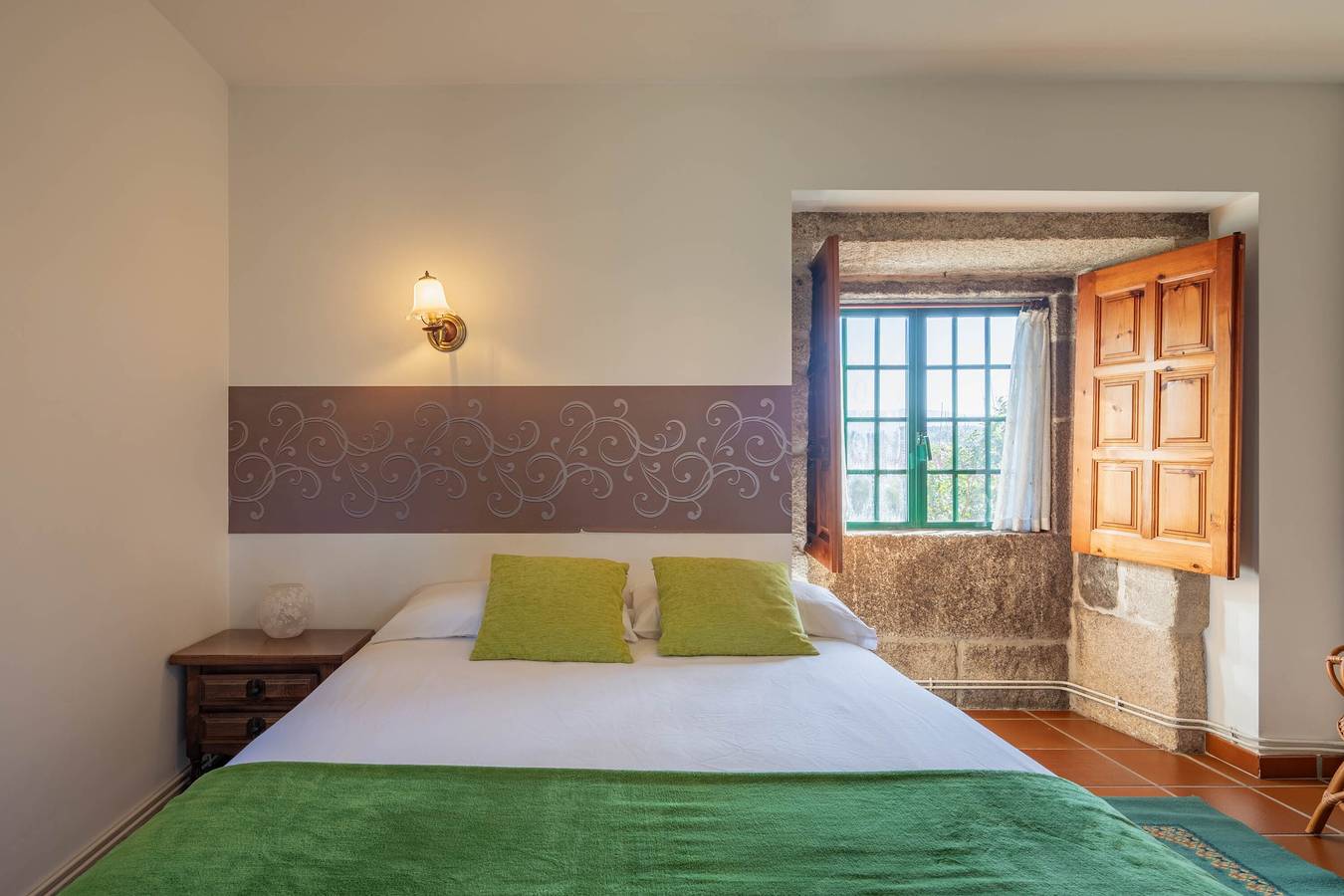 Bed and Breakfast 'Habitación Triple 2' with Mountain View, Shared Pool and Wi-Fi in Tui, Pontevedra Province