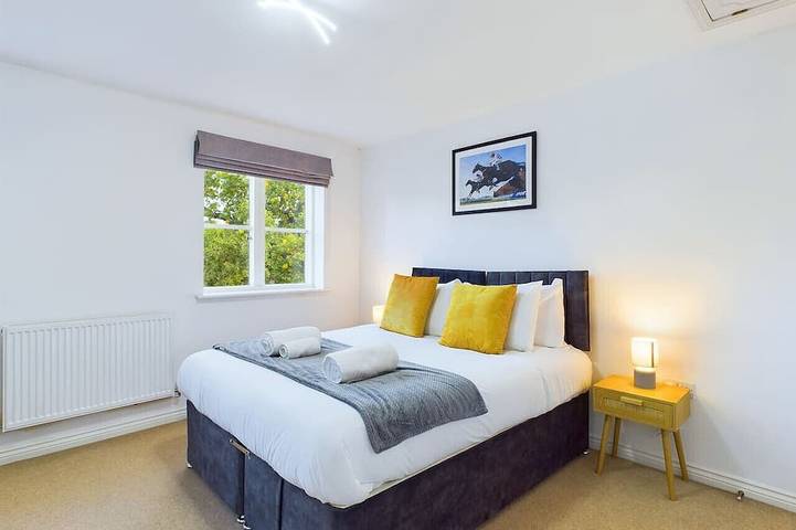 Spacious House | Parking | Business & Leisure in Cheltenham, Gloucestershire