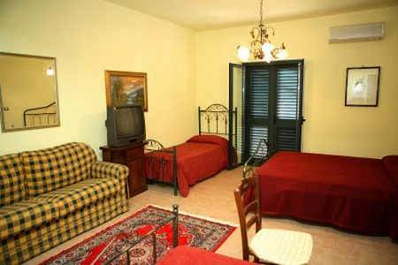 Chambre d’hôte pour 2 personnes, avec Balcon et Terrasse ainsi que Jardin et Vue à Villa San Giovanni