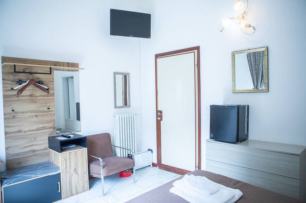 Entire apartment, Sunflower Room – Double with Shared Garden, Wi-Fi and Air Conditioning in Prato, Prato Province