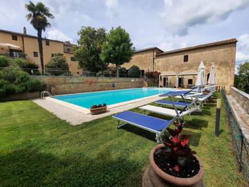 Location de vacances pour 14 personnes, avec terrasse et jardin à San Giovanni d'Asso