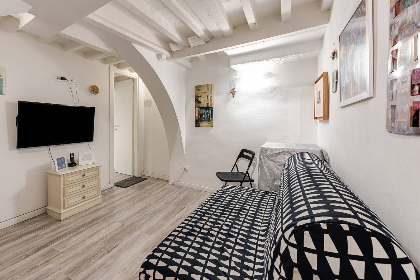 Entire apartment, Apartment 'Un Bacio A Firenze' with Wi-Fi and Air Conditioning in Florence city center, Florence