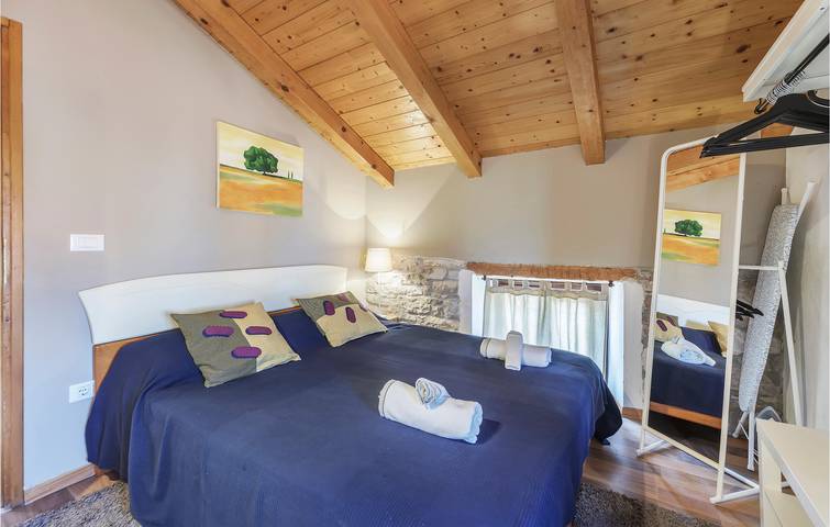Ganze Ferienwohnung, Gemütliche Wohnung am Wasser mit Terrasse, 2 km vom Strand entfernt in Novigrad, Umag und Umgebung
