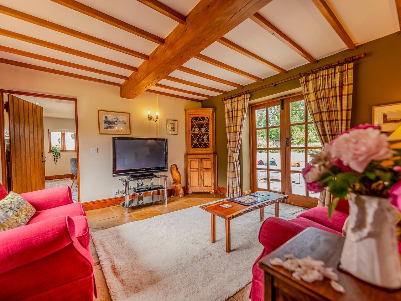 The Owl House With Hot Tub | Pass The Keys in Stafford, Staffordshire