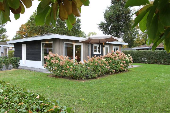 Chalet voor 6 personen, with Balkon/Terras and Terras as well as Tuin and Zwembad in Limburg