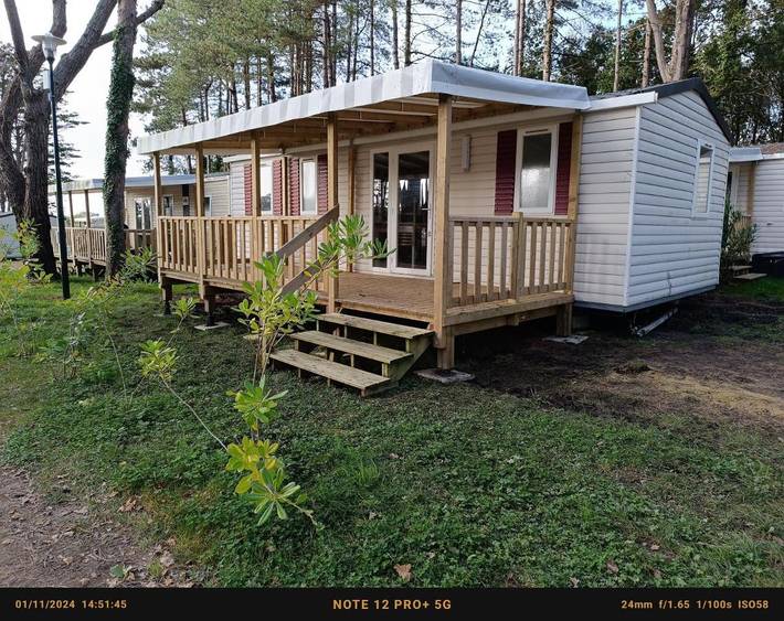 Camping pour 6 personnes, avec piscine ainsi que jacuzzi et terrasse, adapté aux familles