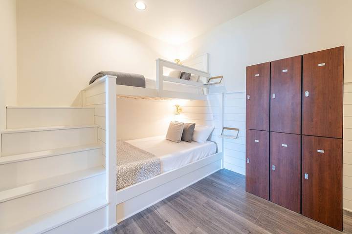 Vacation rental for 18 people, with balcony and hot tub, with pets in Lake Norman