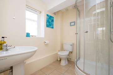 Log Cabin for 2 People in Shrewsbury, Shropshire, Photo 4