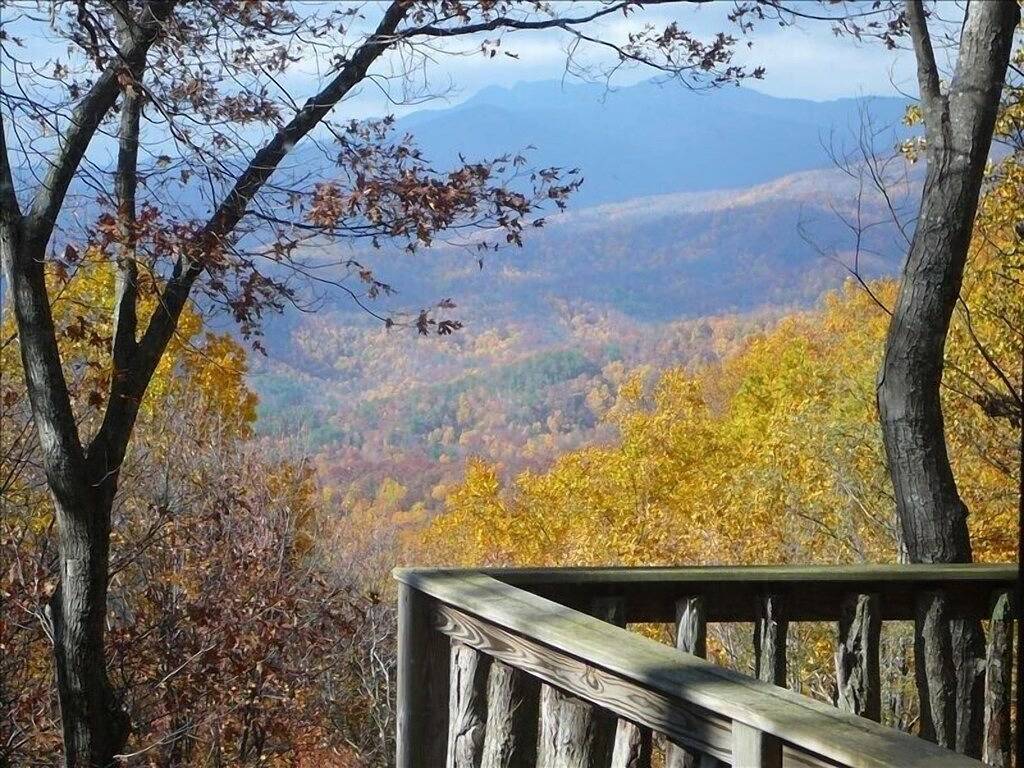 Treehaven - Magical Mountain Retreat, Views, Upsca in Blue Ridge Parkway, Caldwell County