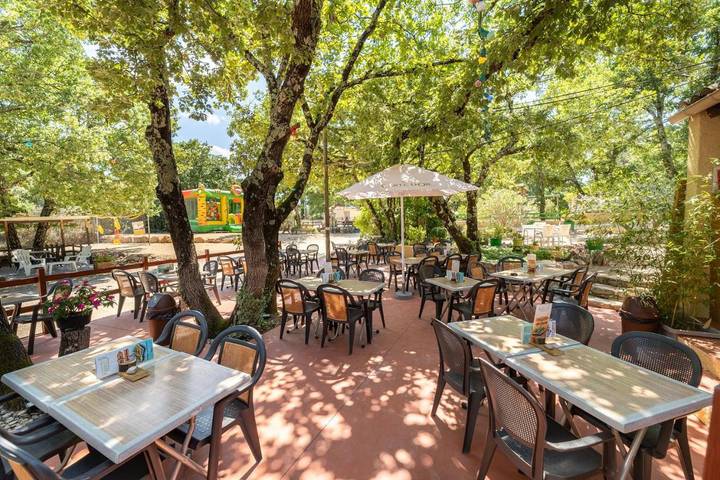 Camping pour 4 personnes, avec Terrasse et Jardin ainsi que Bassin pour enfant et Piscine