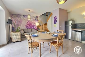 Gîte pour 4 personnes, avec terrasse ainsi que piscine et jardin à Treffléan