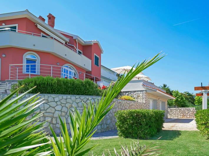 Appartamento per 2 persone, con terrazza e giardino a Rab