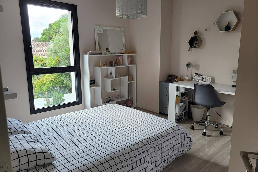 Pleasant house sleeps 10 with swimming pool and air conditioning, ideal for a family or group of friends. in Mérignac, Bordeaux region