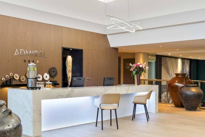 Hôtel pour 3 personnes, avec terrasse ainsi que sauna et piscine, animaux acceptés à La Tour-de-Salvagny - 2