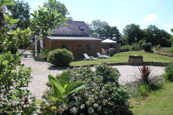Gîte pour 6 personnes, avec terrasse ainsi que jardin et piscine à Camors