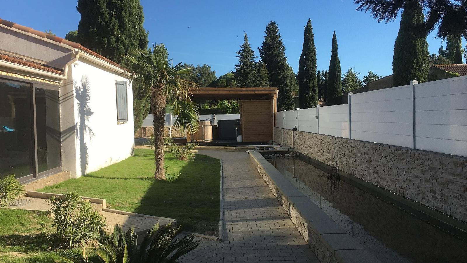 Entire holiday apartment, Air-conditioned chalet for two people, with its own terrace in Camaret-sur-Aigues, Vaucluse