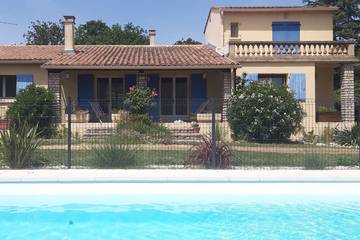 Location de vacances pour 8 personnes, avec jardin et balcon à Blauzac