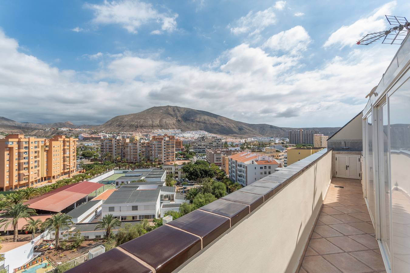 Apartamento inteiro, Apartamento de Férias 'Obsidian Canarysol Los Cristianos' com Vista Montanha, Wi-Fi e Ar Condicionado in Los Cristianos, Arona