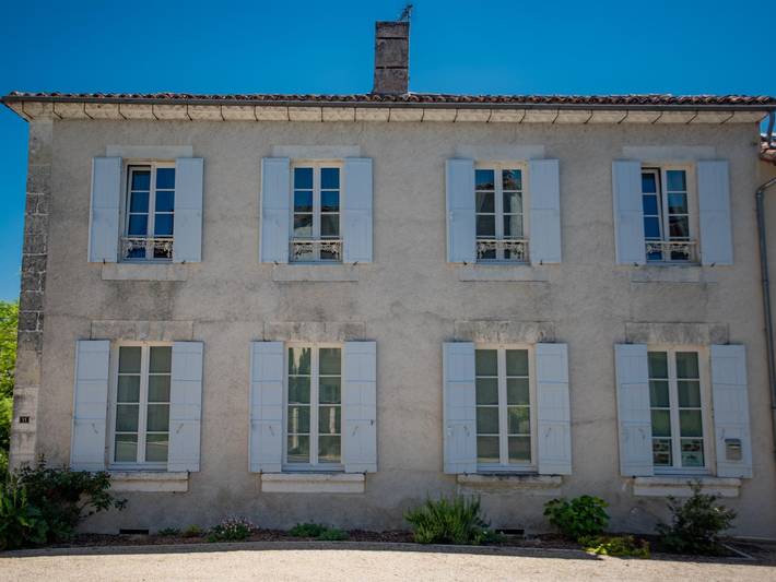 Superb family home on the edge of a river in Charente