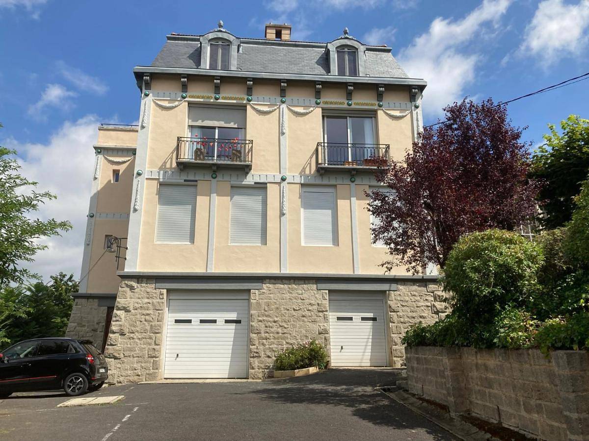 Appart T2, spacieux 62 m2, calme, lumineux + patio, accès ascenseur ou escaliers privés in Le Puy-en-Velay, Haute-Loire