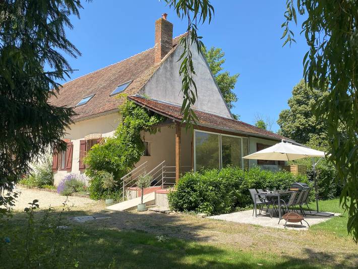 Gîte pour 10 personnes, avec piscine et jacuzzi à Cusset