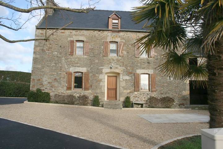 Location de vacances pour 8 personnes, avec vue et jardin à Pluduno