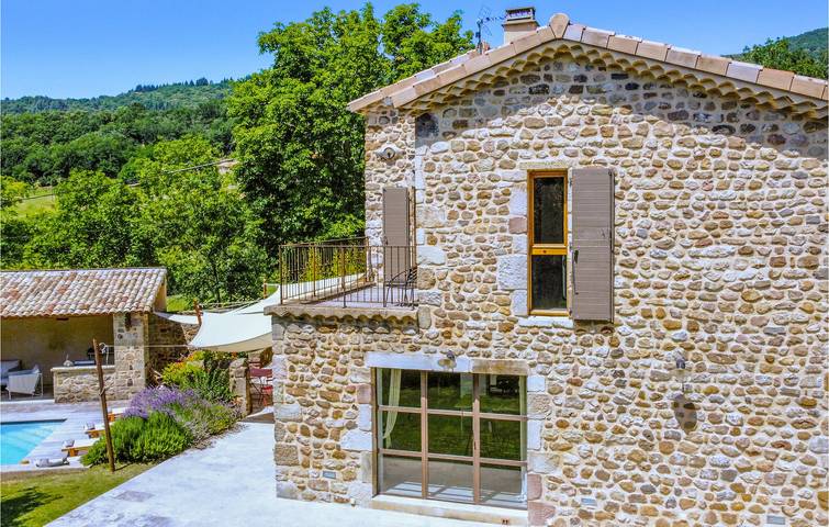 Location de vacances pour 10 personnes, avec jardin ainsi que terrasse et piscine à Saint-Étienne-de-Boulogne