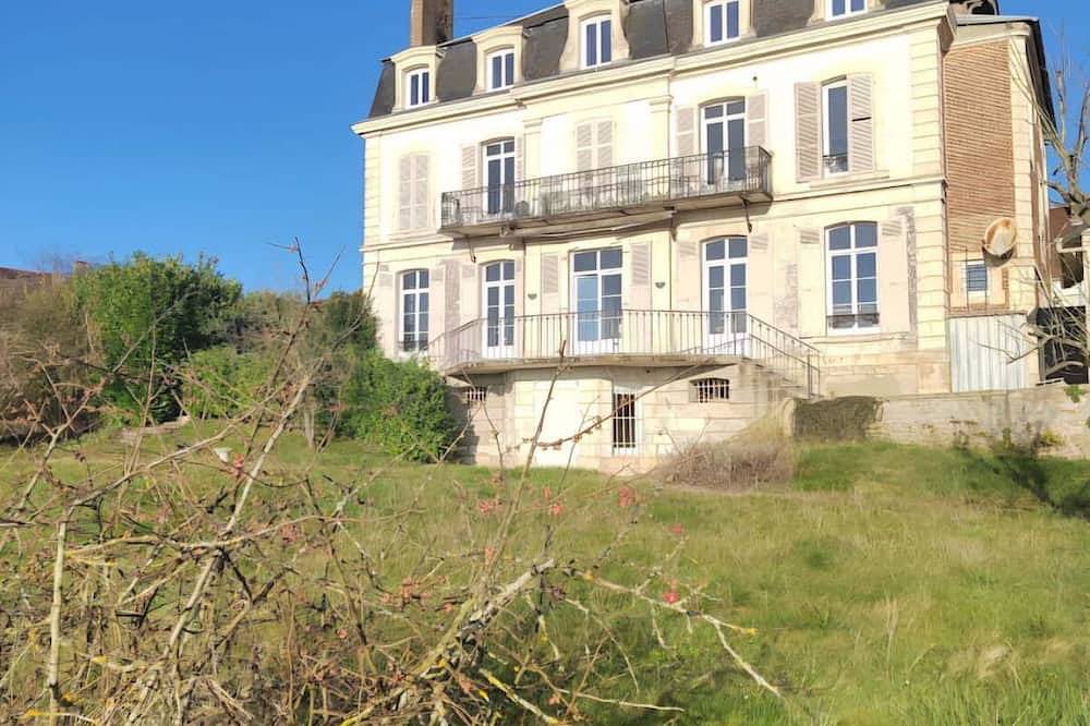 Appartement entier, Offrez-vous un moment hors du temps, entre patrimoine, art et douceur de vivre ! in Saint-Florentin, Région d'Auxerre